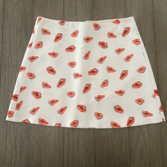Zara High Waist ZW Collection White and Red Lip Print Mini Skirt. Sz Extra Small - Picture 1 of 5
